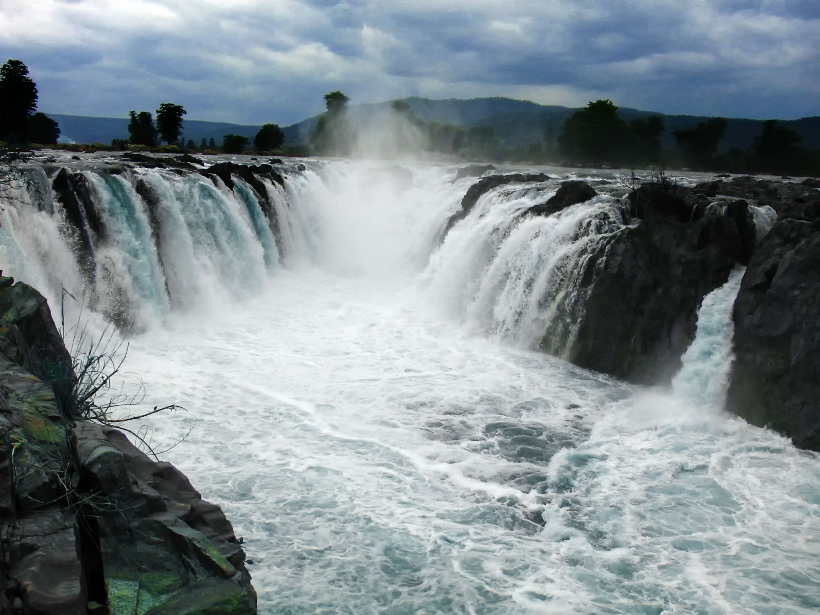 Hogenakkal Falls in Tamil Nadu